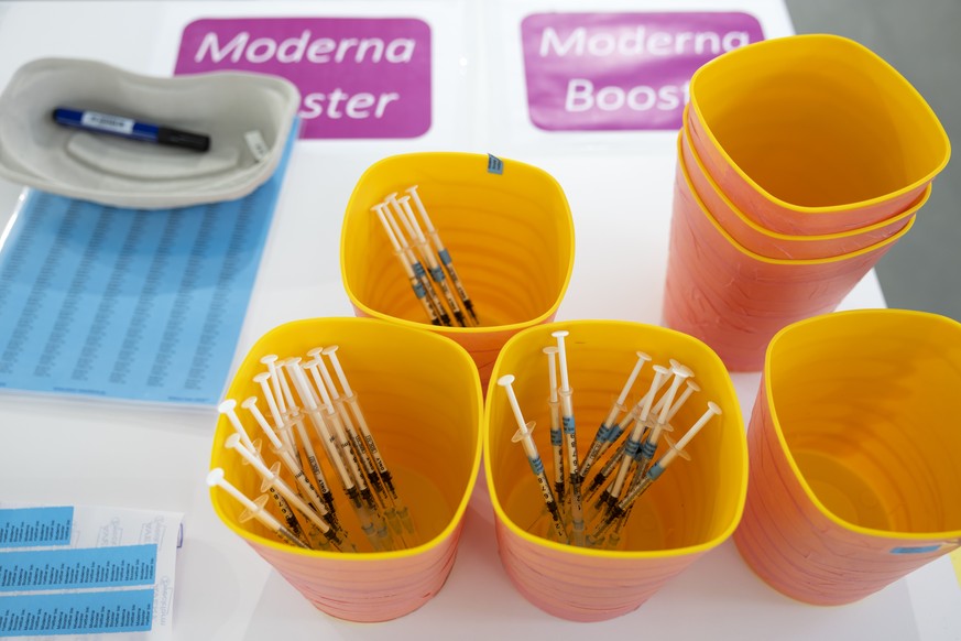 Spritzen mit Moderna Booster Impfstoff stehen in Behaeltern im Impfzentrum Thun, am Montag, 17. Januar 2022. Heute wurde im Impfzentrum Thun die 200&#039;000 Impfung verabreicht. (KEYSTONE/Peter Klaun ...