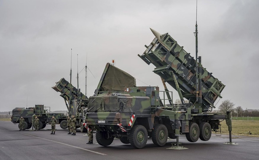 Des systèmes de missiles antiaériens «Patriot» prêts au combat lors d'un exercice dans une base allemande.