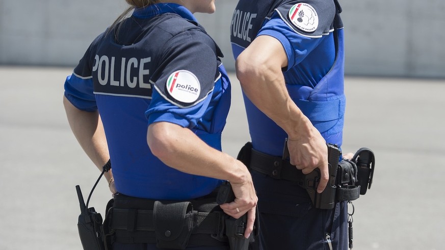 Deux policiers de la Police cantonale neuchateloise tiennent leur arme, pistolet, ce vendredi 5 juin 2015 a Neuchatel. (KEYSTONE/Sandro Campardo) Zwei Polizisten der Kantonspolizei Jura fotografiert a ...