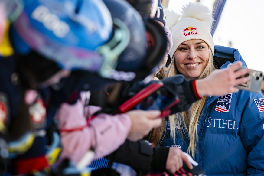 epa11788249 Lindsey Vonn of USA poses for selfies during the Women&#039;s Super-G race at FIS Alpine Skiing World Cup event in St. Moritz, Switzerland, 21 December 2024. EPA/JEAN-CHRISTOPHE BOTT