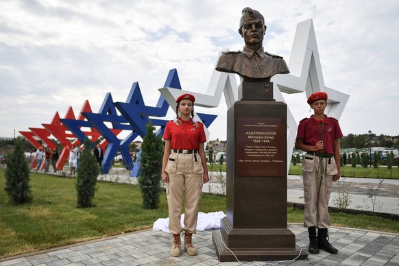 Russia Regions Army Forum 6634732 27.08.2021 Members of the Yunarmiya youth military organization stand by the monument to the Hero of the Soviet Union Magomed-Zagid Abdulmanapov during the Army-2021  ...