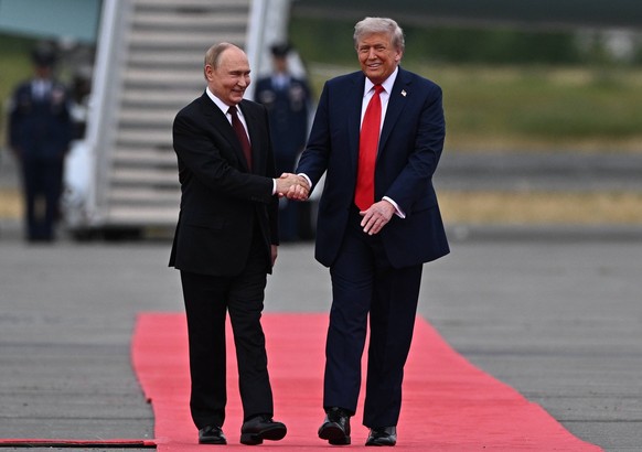 Donald Trump accueille et Vladimir Poutine, lors de leur rencontre en Alaska, le 15 août.