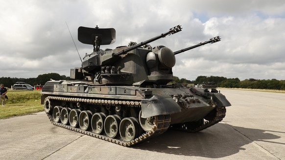 epa10137713 An anti-aircraft gun tank Gepard during Chancellor Scholz&#039;s visit to a training facility of the arms-maker Krauss-Maffei Wegmann at the Putlos military training area in Oldenburg in H ...