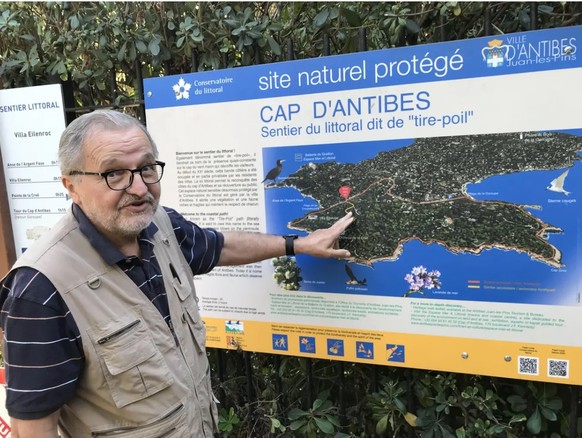 Politicien local, Gérard Piel, montre où les oligarques russes ont leurs villas sur la presqu'île du Cap d'Antibes.