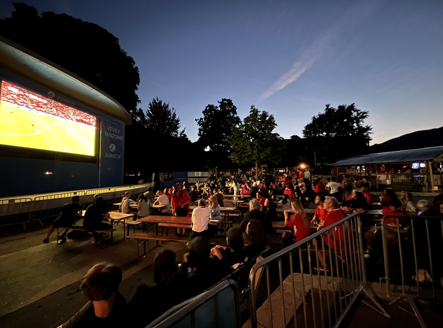 Le match vient de commencer, et la fan zone se remplit. Plusieurs centaines de personnes attendent encore à l'extérieur.