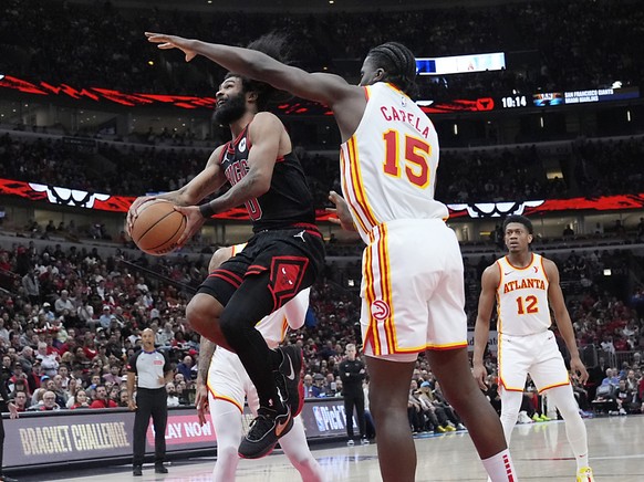 Clint Capela (à droite) tente de s&#039;interposer devant l&#039;homme du match Coby White.