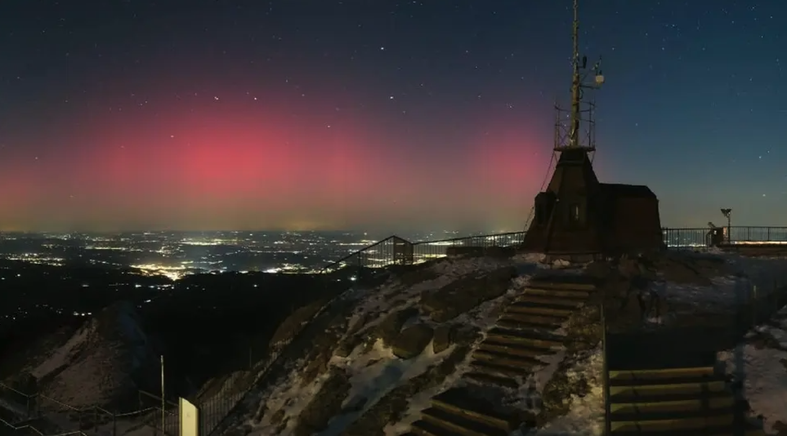 aurores boréales sur le Säntis en Suisse