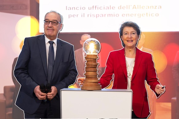 Bundesraetin Simonetta Sommaruga, rechts, und Bundesrat Guy Parmelin zuenden bei einem symbolischen Akt eine Lampe an, bei der Lancierung einer Energiespar-Allianz des Bundes mit Vertretern von Untern ...