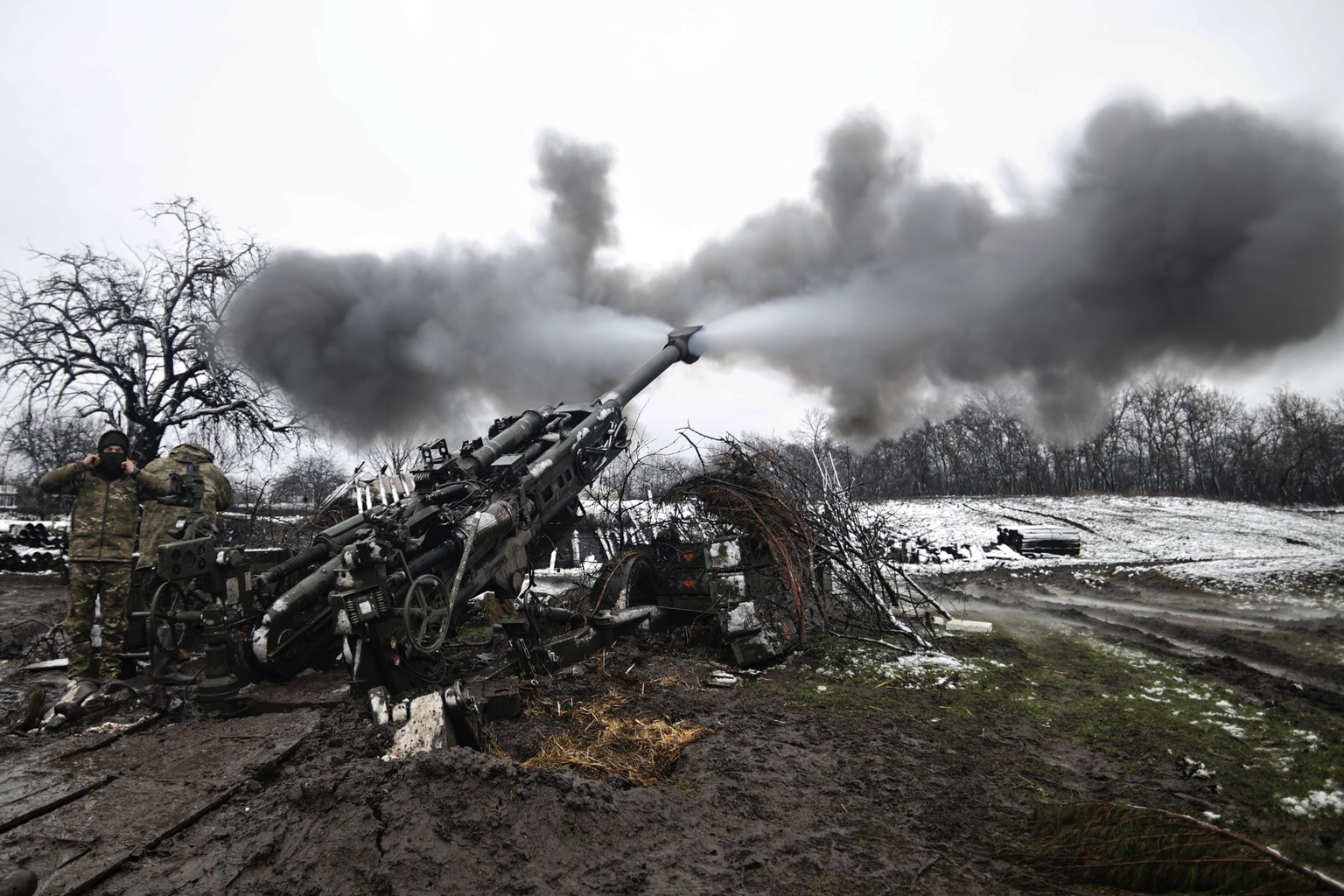 L'artillerie ukrainienne en action contre les Russes. La première neige est tombée en Ukraine.