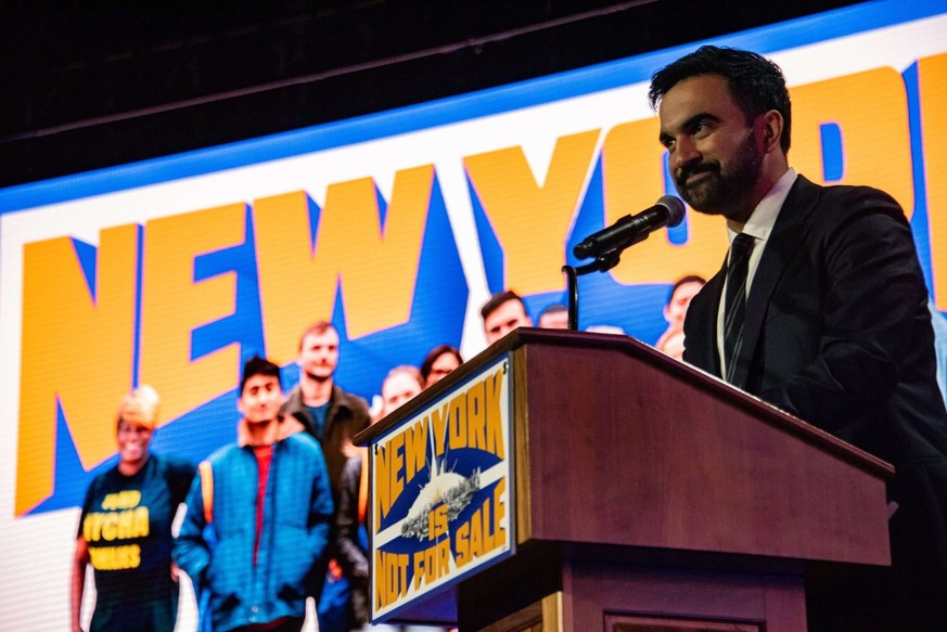 Zohran Mamdani, lors d&#039;un discours de campagne électorale.