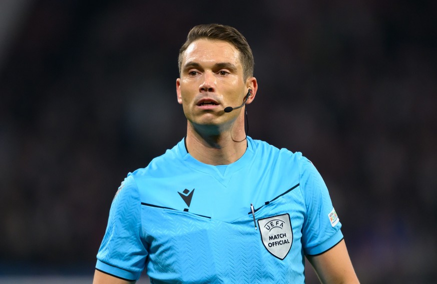 ARCHIV - 23.10.2024, Sachsen, Leipzig: Fußball: Champions League, RB Leipzig - FC Liverpool, Vorrunde, 3. Spieltag, Red Bull Arena, Schiedsrichter Sandro Schärer verfolgt das Spiel. (zu dpa: «Schweize ...