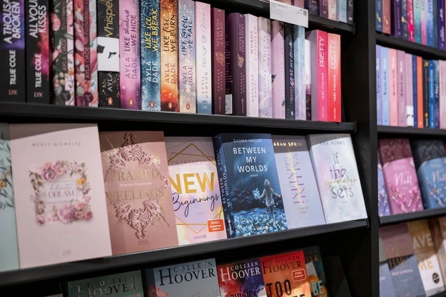 Des livres du genre New Adult dans le rayon d'une librairie Orell Füssli, à Berne, le 2 décembre 2024.