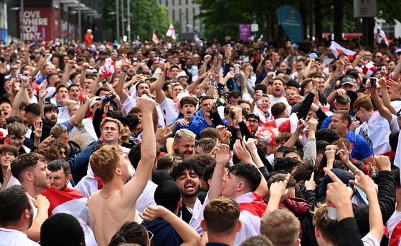 epa09329291 Fans of England gather outside Wembley Stadium prior to the UEFA EURO 2020 semi final between England and Denmark in London, Britain, 07 July 2021. EPA/ANDY RAIN