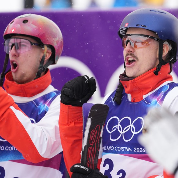 Noé Roth (à droite) et Pirmin Wenger se sont parés d'argent dans le par équipe avec Lina Kozomara