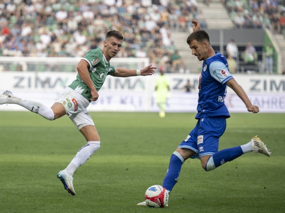 Adrian Bajrami (en bleu) d馮age devant le Saint-Gallois Christian Witzig