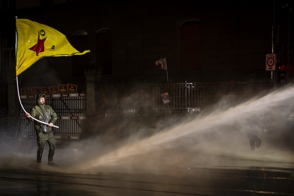 epa12662636 Protesters clash with riot police using water cannons and tear gas after a rally against the World Economic Forum (WEF) and the visit of US President Donald Trump to Switzerland, in Zurich ...