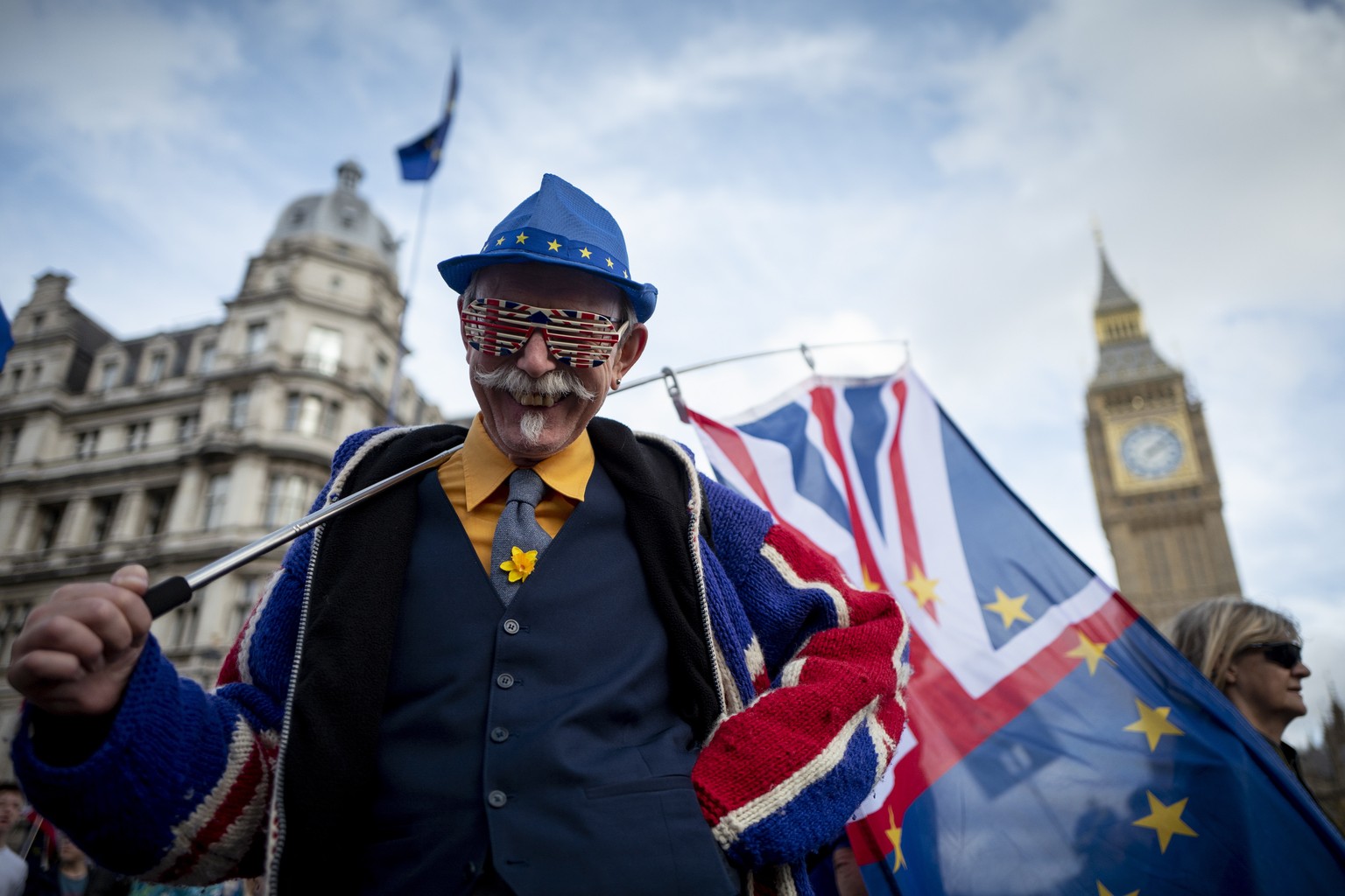 epa10258961 Pro-EU campaigners march as they demand the UK Government to reverse Brexit and rejoin the European Union in London, Britain, 22 October 2022. Campaigners claim leaving the European Union  ...