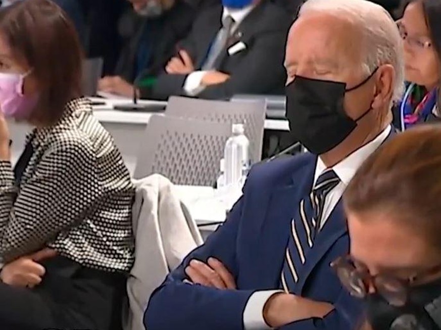 La session sieste du président Joe Biden s'est terminée lorsqu’un conseiller est venu lui dire quelque chose dans l’oreille.