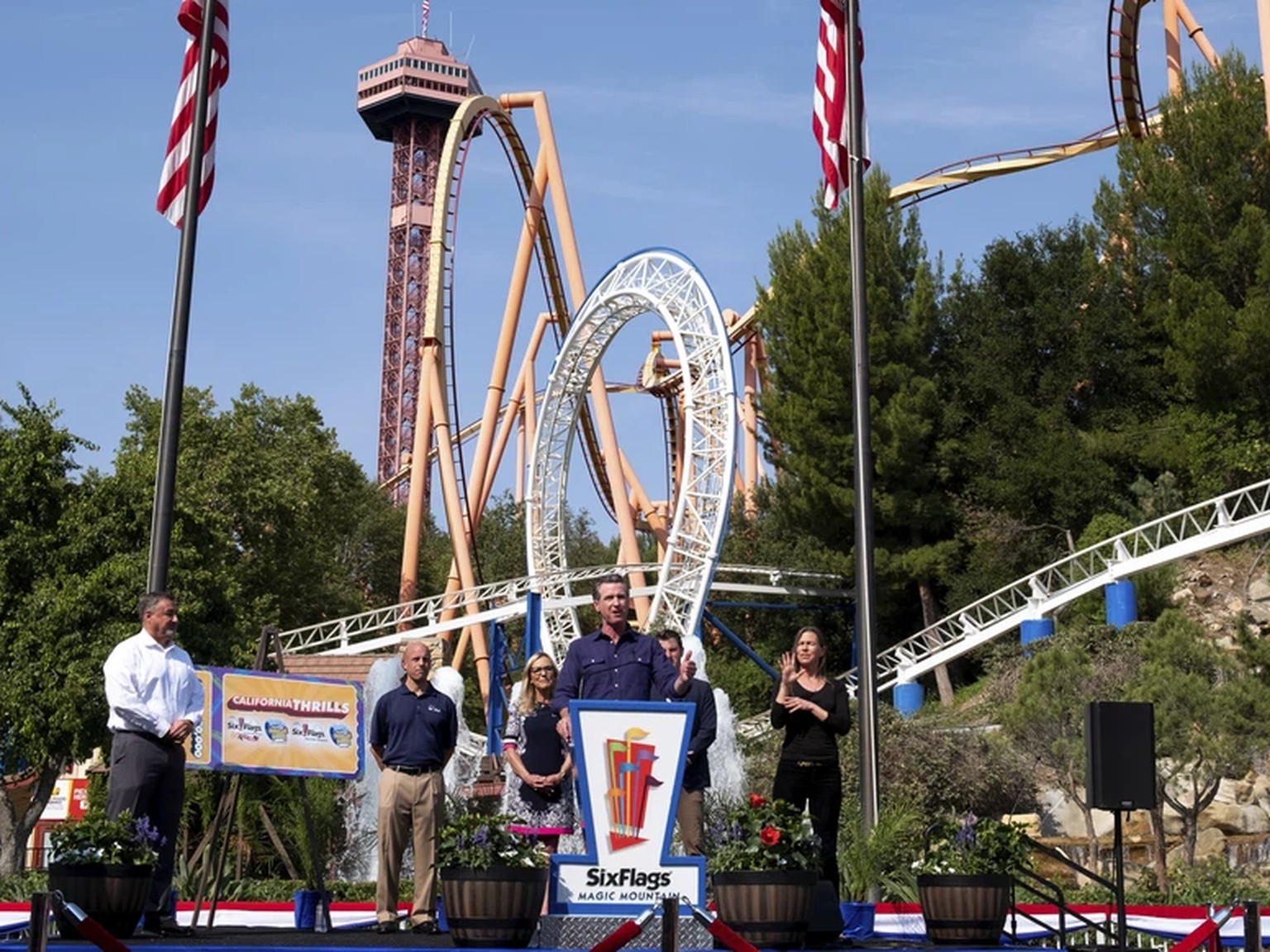 Gavin Newsom a de nouveau accueilli les invités au parc d'attractions Six Flags Magic Mountain le 16 juin. Après la fin des mesures Covid, il a fait le tour de son Etat, à la recherche également de voix pour les élections de septembre.