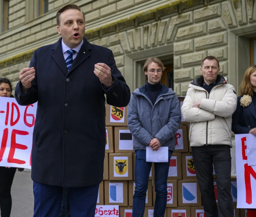 Nils Fiechter, président des Jeunes UDC BE, s&#039;exprime à l&#039;occasion du dépôt du référendum contre la loi sur l&#039;e-ID (Berne, 17 avril).