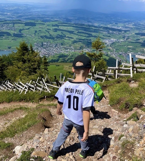Un enfant s'apprête à emprunter le sentier de randonnée au sommet du Rigi pour redescendre en plaine.