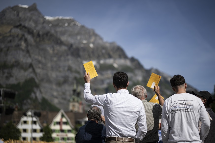 Abstimmung an der Landsgemeinde am Sonntag, 3. Mai 2026 in Glarus. Die Versammlung, die jedes Jahr am ersten Mai-Sonntag stattfindet, ist das oberste gesetzgebende Organ des Gebirgskantons. Sie ist ei ...