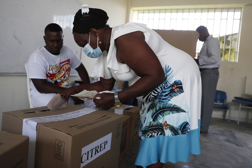 epa09822596 Citizens exercise their right to vote in the village of Opogod�3, Condoto, in the department of Choc�3, during the legislative elections in Colombia, 13 March 2022. The voting centers in C ...