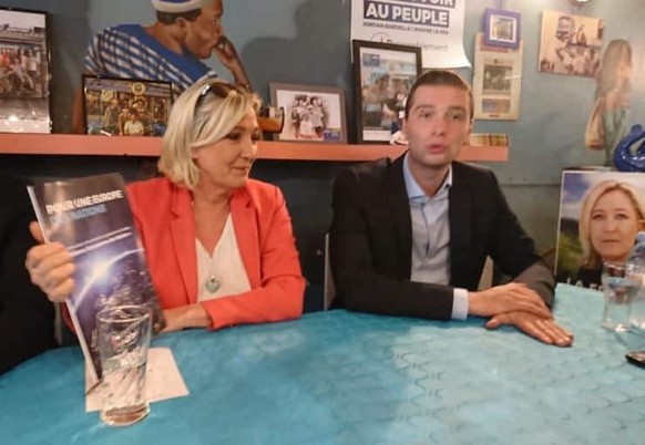 Marine Le Pen accompagnant son poulain, en campagne pour les élections européennes, en 2018.