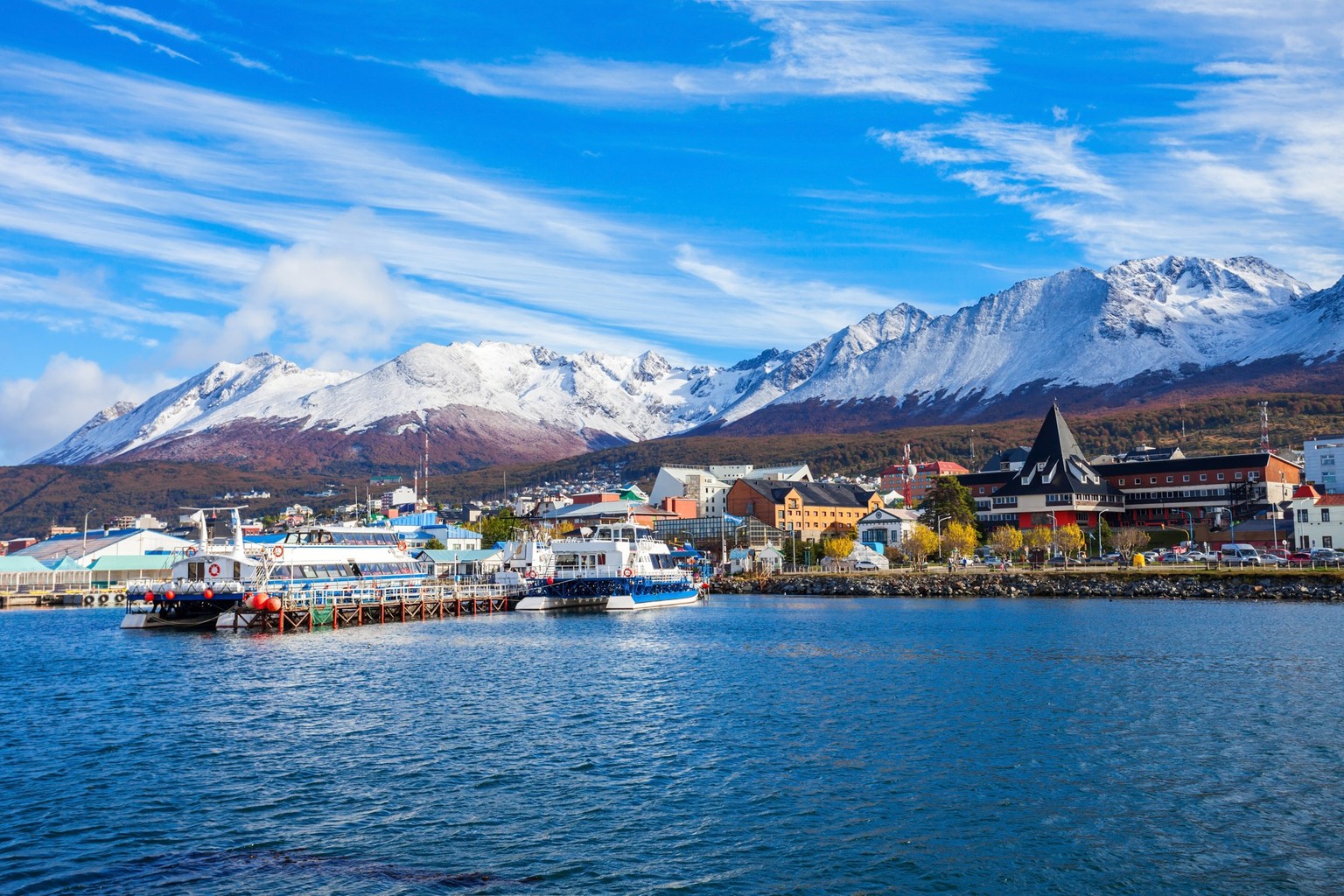 Katamaranische Boote im Hafen von Ushuaia. Ushuaia ist die Hauptstadt der argentinischen Provinz Tierra del Fuego.