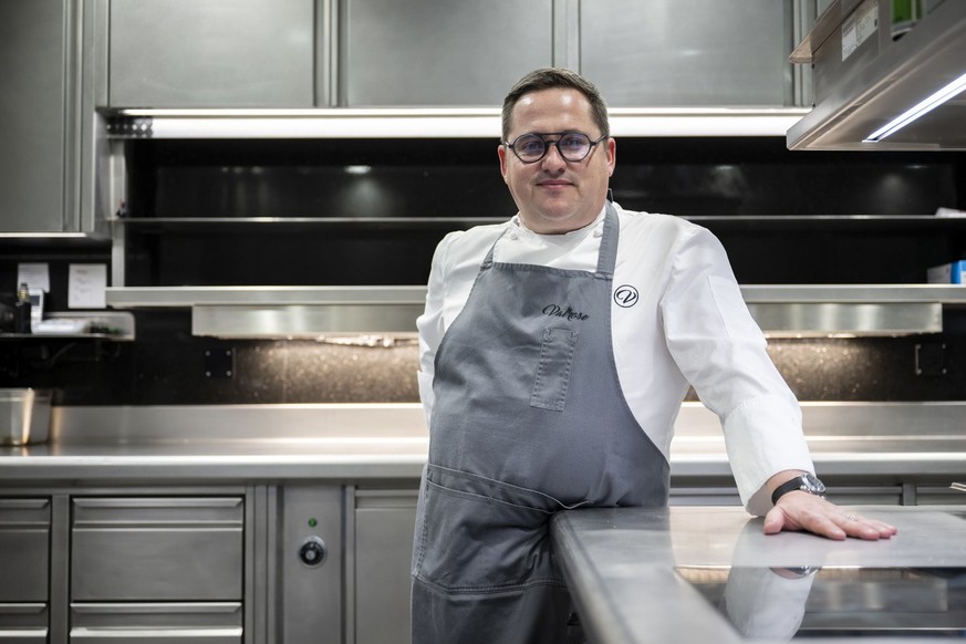 Benoit Carcenat, élu meilleur cuisinier suisse, posant dans sa cuisine.