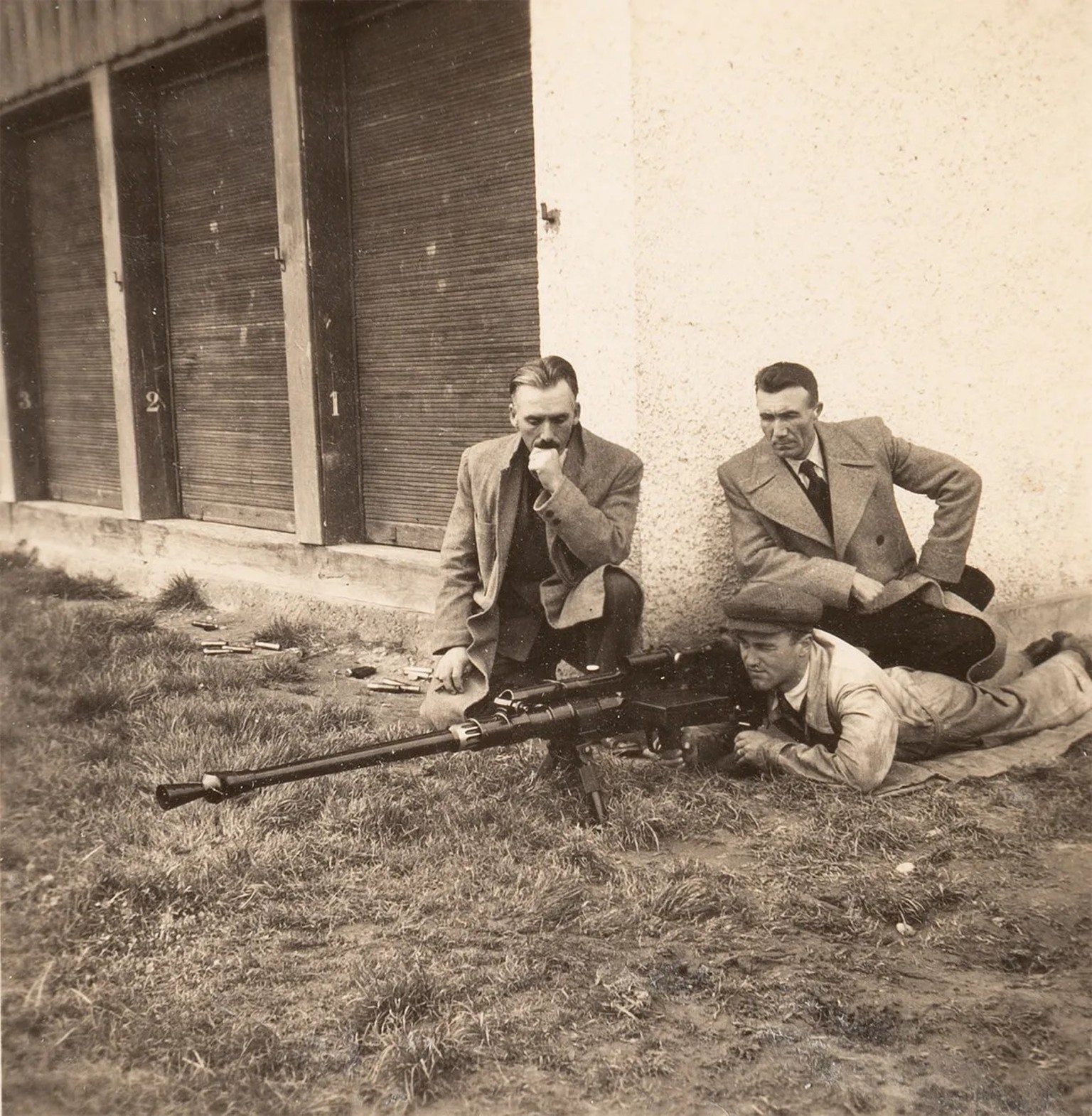 Essai de tir avec l’arquebuse antichars S18-150 au stand de tir Solothurn-Zuchwil, vers 1934-35. Au fond à droite, on aperçoit le directeur technique de l’usine, l’ingénieur autrichien Wolfgang Rossma ...