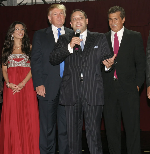 Trump, aux côtés de Felix Sater, en 2007 à New York.