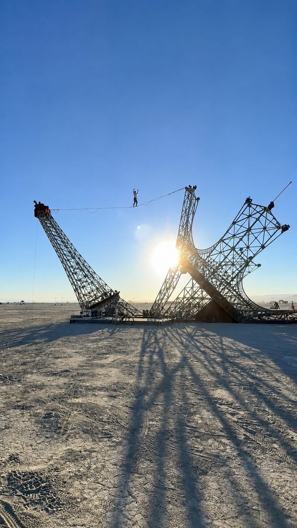 Un spectacle de funambule a lieu entre les deux sommets de cette sculpture.
