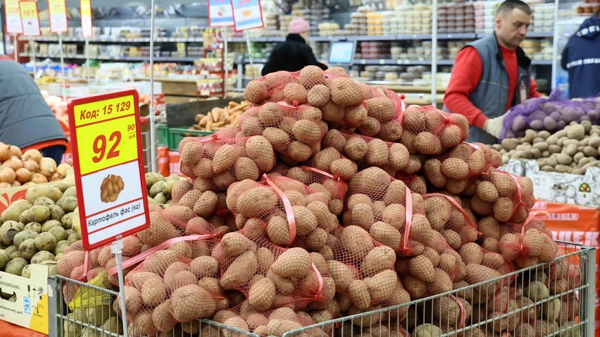Des pommes de terre sont exposées dans un supermarché de Simferopol, en Crimée en mars: les prix de détail ont presque triplé comparativement à l&#039;année dernière.