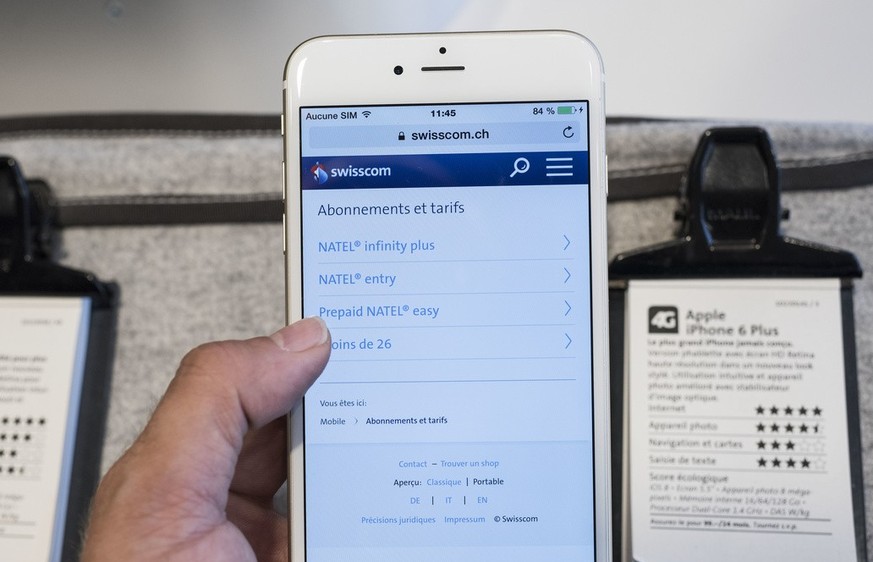 A customer tests a mobile phone in a shop of telecommunications provider Swisscom on Avenue Bergieres 42 in Lausanne, Canton of Vaud, Switzerland, pictured on July 8, 2015. (KEYSTONE/Christian Beutler ...