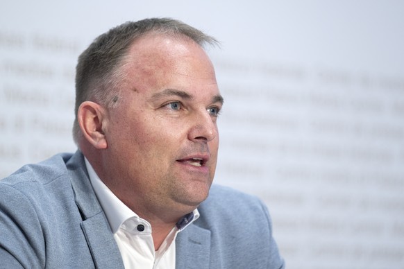 Nationalrat Marcel Dettling, SVP-SZ, spricht ueber die keine 10 Millionen Schweiz, Nachhaltigkeitsinitiative, am Dienstag, 24. Maerz 2026, in Bern. (KEYSTONE/Peter Schneider)