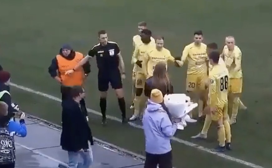 Une demande en mariage en plein match tourne mal