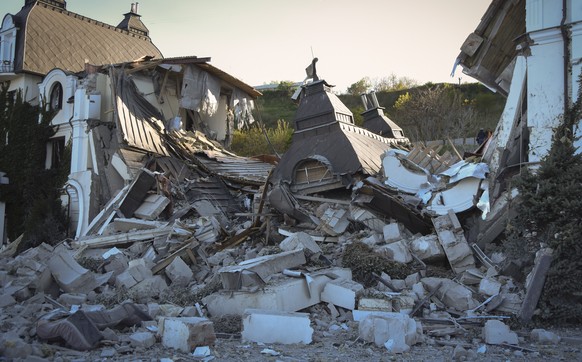 The Grande Pettine Hotel is destroyed by a missile in Odessa, Ukraine, Sunday, May 8, 2022. The Russian army on Sunday hit Odessa with three missiles, two of them hit residential areas. (AP Photo/Max  ...