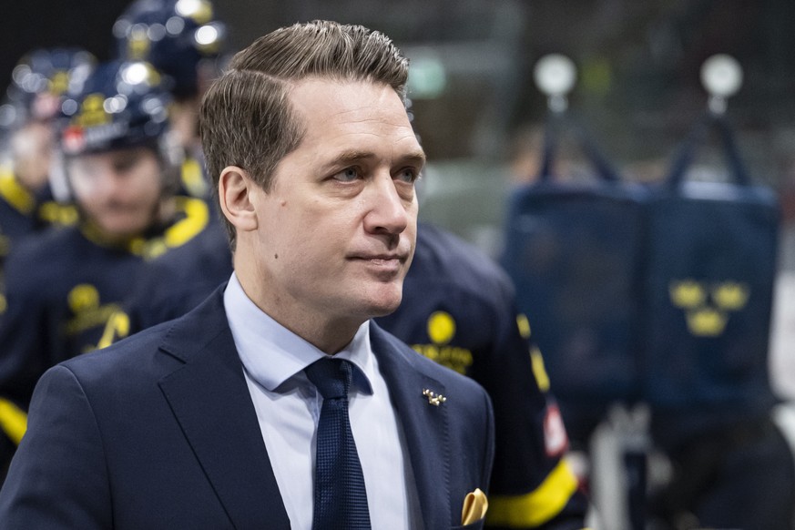 epa12591194 Sweden's head coach Sam Hallam during the Euro Hockey Tour game between Czechia and Sweden, in Zurich, Switzerland, 14 December 2025. EPA/ANDREAS BECKER