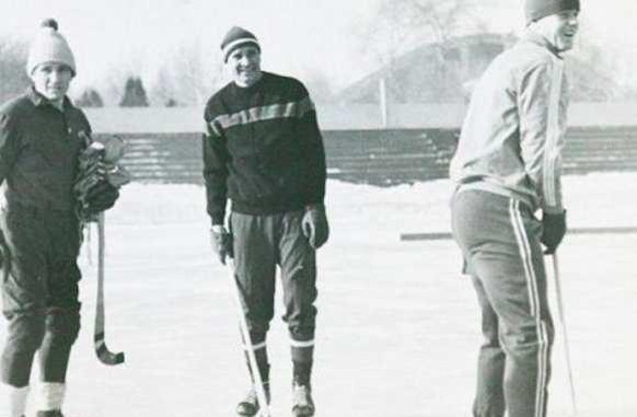 Lev Yachine (au centre) autant à l'aise patins aux pieds que crampons.