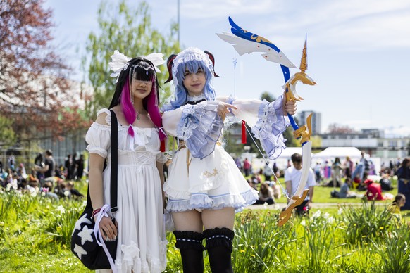 Des personnes portant des deguisements posent pour le photographe lors du festival Polymanga ce samedi, 19 avril 2025 sur le site de Beaulieu a Lausanne. Le festival Polymanga, la grand-messe de la po ...