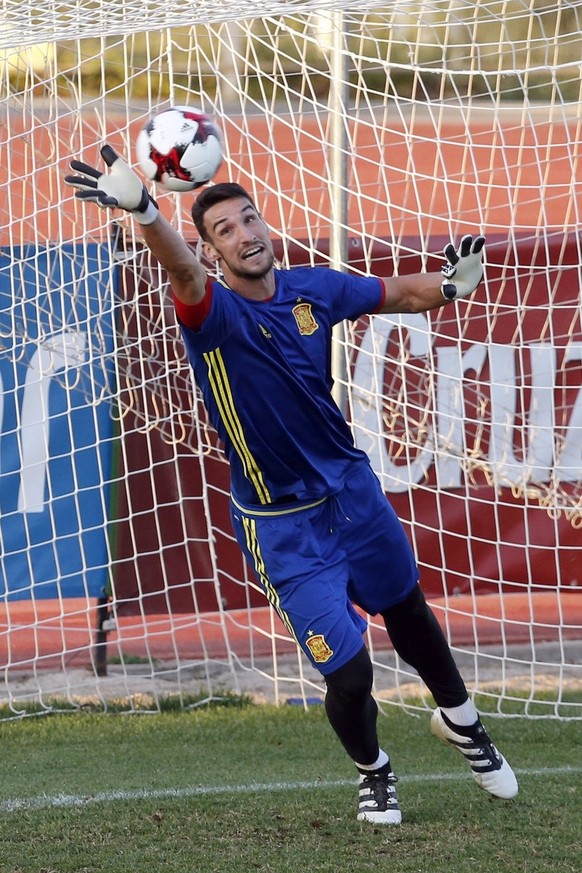 epa05568665 Spanish National team goalkeeper Sergio Rico during a training session at Las Rozas Sports City in Madrid, Spain, 03 October 2016. Spain will face Italy and Albania in FIFA World Cup 2018 ...