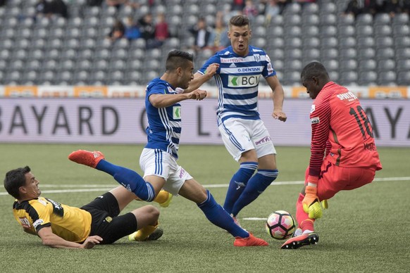 Alain Rochat tacle juste devant Yvon Mvogo lors d&#039;un match entre Young Boys et Lausanne en Super League en août 2016.