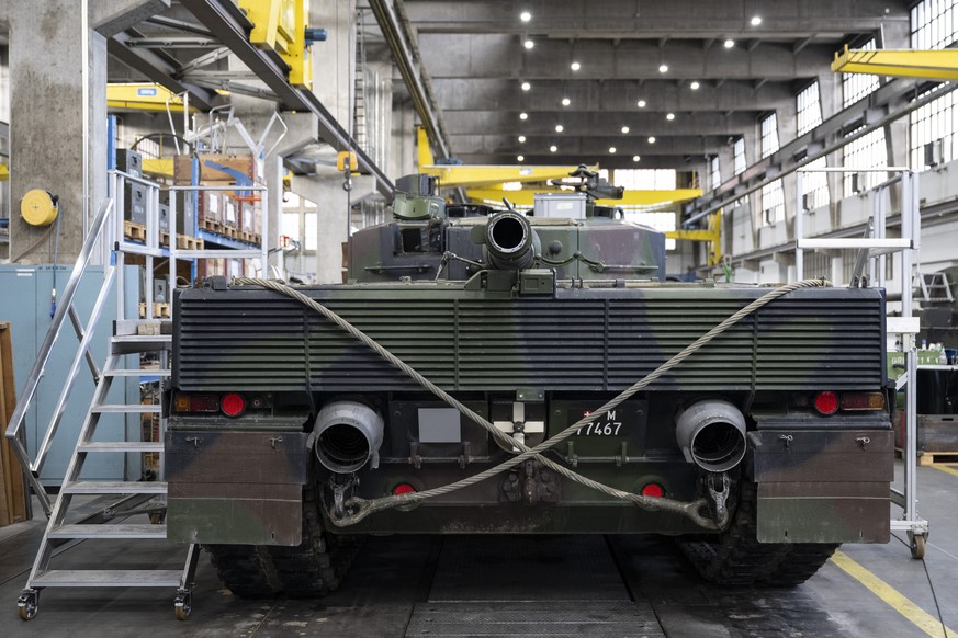 ARCHIV - BUNDESRAT BEWILLIGT VERKAUF VON 25 LEOPARD 2 PANZER NACH DEUTSCHLAND --- Ein Panzer vom Typ Leopard 2 steht in einer Wartungshalle der RUAG, am Montag, 20. Maerz 2023, in Thun. (KEYSTONE/Pete ...