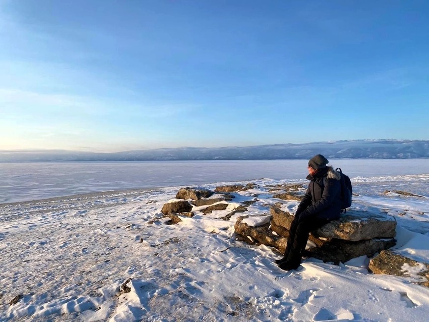 Au bord de l&#039;immense lac Baïkal, l&#039;homme semble tout petit.