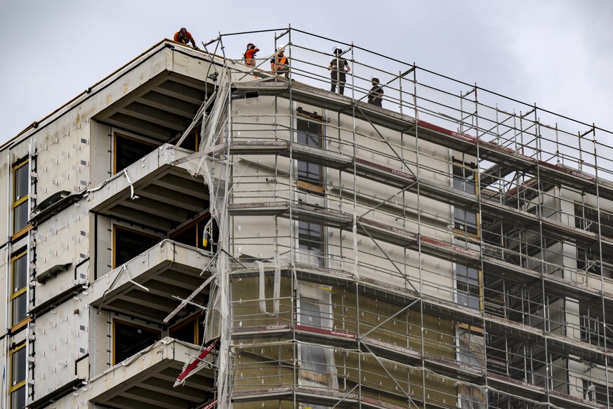 Les services de secours travaillent suite a l&#039;effondrement d&#039;un echafaudage de la tour en bois Malley Phare le vendredi 12 juillet 2024 a Prilly pres de Lausanne. Plusieurs personnes ont ete ...