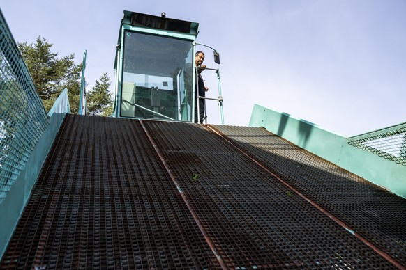 Le bateau zurichois "Seekuh", le navire faucardeur, bateau specialise dans la coupe et la recolte de la vegetation aquatique envahissante est visible chez son nouveau proprietaire, la statio ...