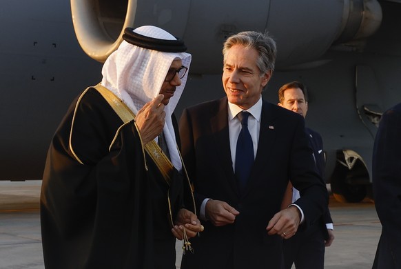 Antony Blinken (à gauche) en compagnie du ministre des Affaires étrangères du Bahreïn, Abdullatif bin Rashid al-Zayani.