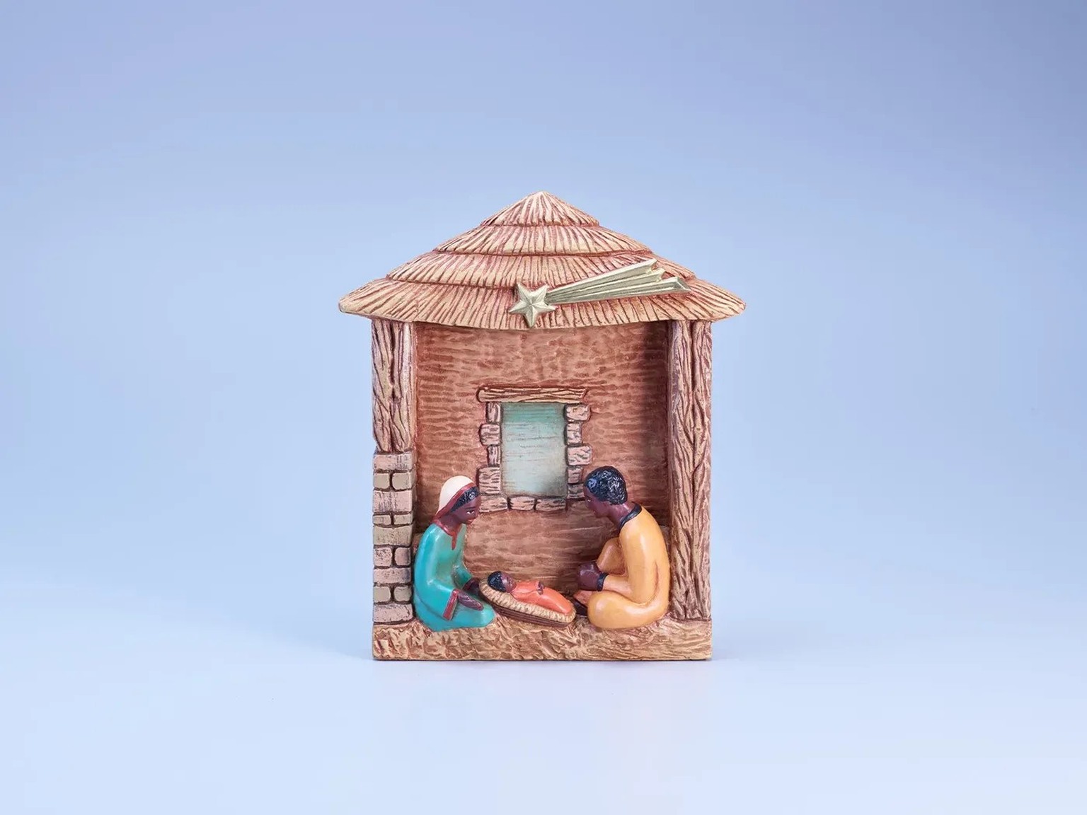 Cette crèche sénégalaise en terre cuite représente la scène de la Nativité dans un simple abri couvert d’un toit de roseaux. Conformément au pays d’origine, la Sainte Famille a la peau noire et porte  ...