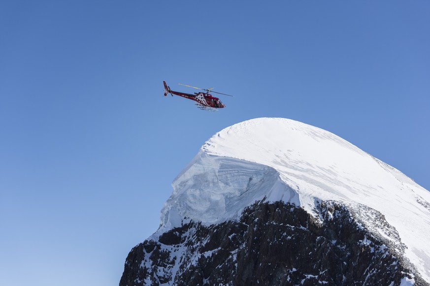 ARCHIV - ZUR VERGABE DES MANDATS ZUR BERGRETTUNG IM WALLIS ZWISCHEN DER AIR ZERMATT, DER AIR-GLACIERS UND DER REGA STELLEN WIR IHNEN FOLGENDES BILDMATERIAL ZUR VERFUEGUNG - An Air Zermatt helicopter p ...